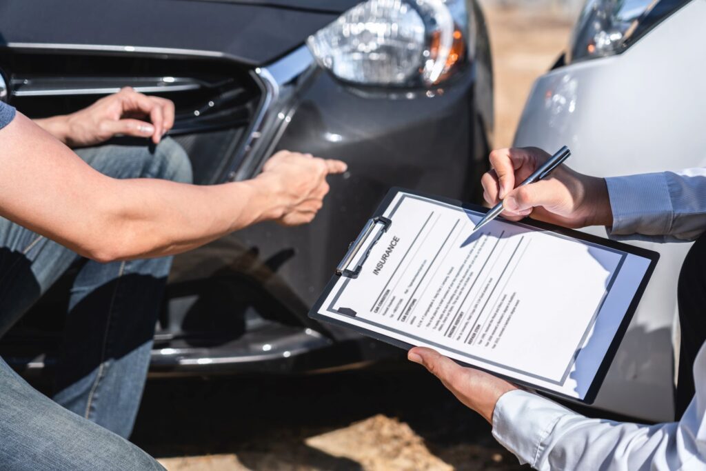 O processo de compra e venda de veículos envolve algumas etapas que são importantes para ambos os envolvidos. Você já deve ter ouvido falar em laudo cautelar para esses casos. Mas você sabe o que é? Qual sua função? Nesse artigo, vamos falar sobre os aspectos importantes e como ele ajuda a garantir a transparência e segurança na compra de veículos. O que é o laudo cautelar? O laudo cautelar é como um "check-up" minucioso para o seu veículo. Trata-se de um documento técnico que examina, de maneira detalhada, todas as condições do carro, desde o número do chassi até a documentação associada. Esse processo tem o propósito de identificar possíveis problemas, adulterações ou irregularidades que poderiam passar despercebidos a olho nu.