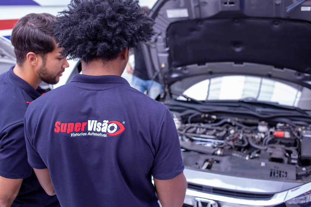 funcionários da Super Visão realizando vistoria cautelar