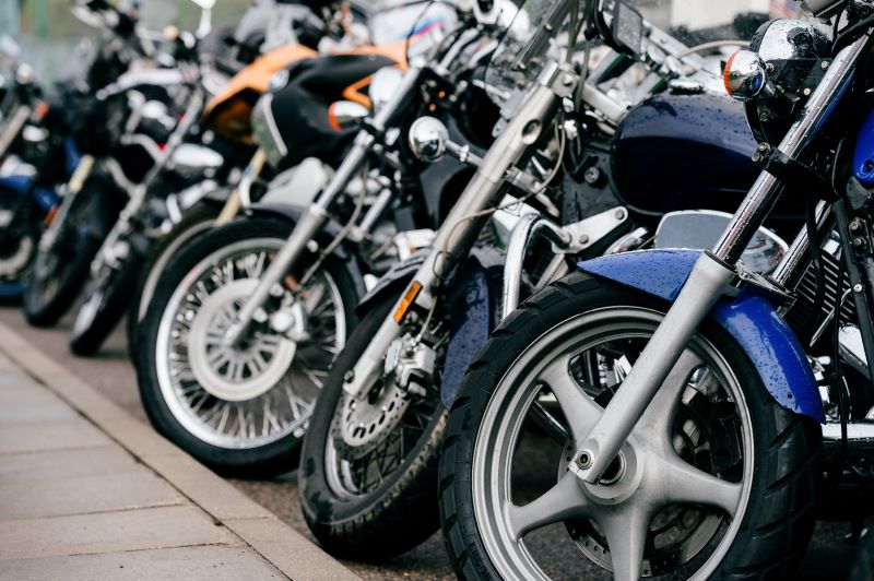 fileira de motos aguardando vistoria de moto
