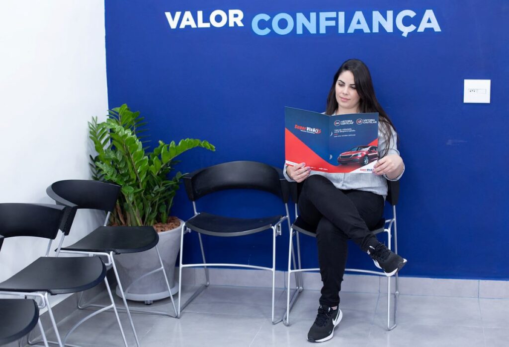 cliente avaliando o laudo de vistoria veicular realizado pela Super Visão