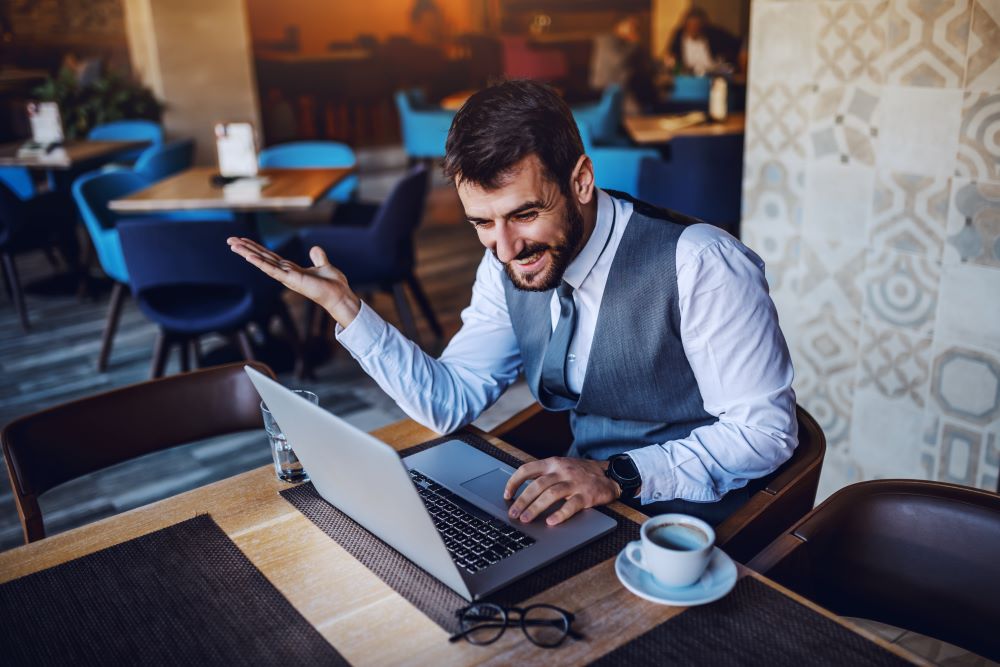 Homem de negócios procurando franquias de sucesso no notebook.