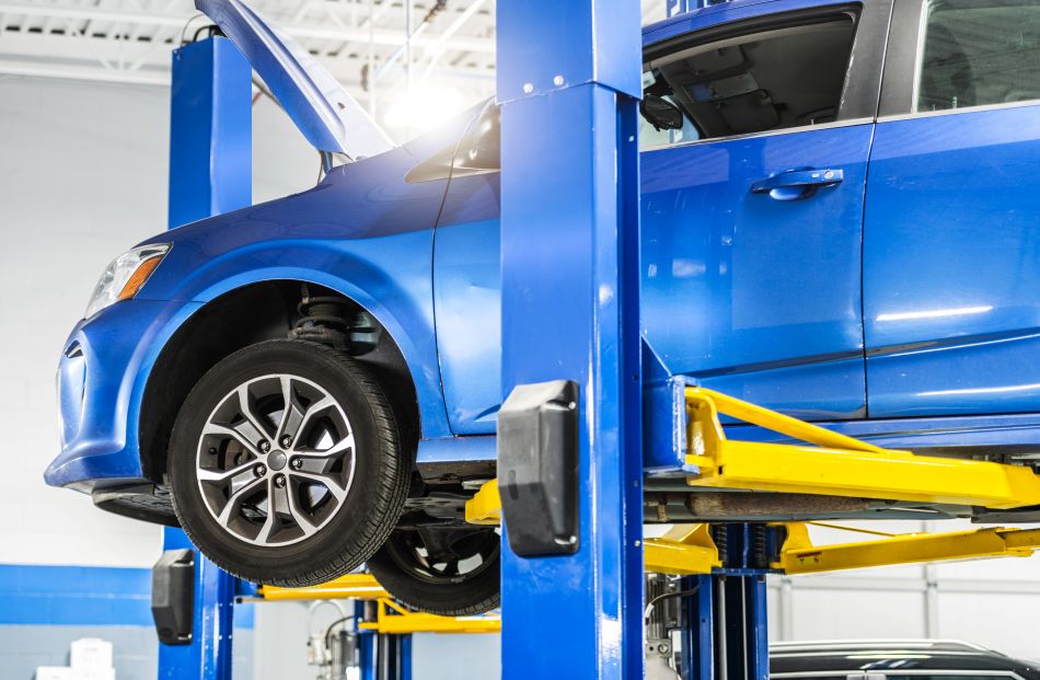 Volkswagen seminovo modelo de carro em oficina mecânica para revisão.