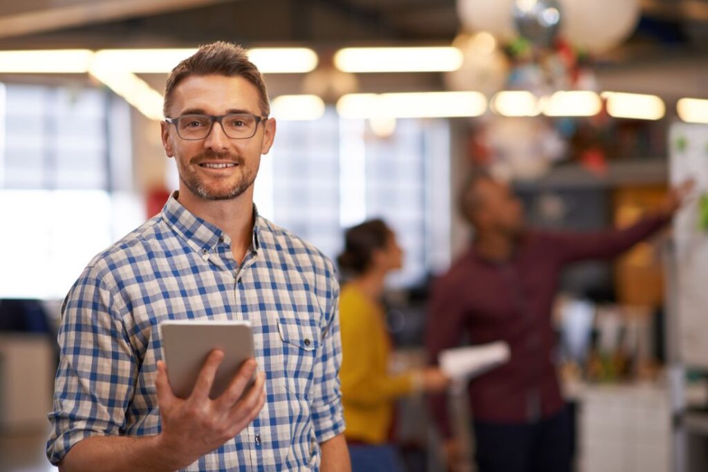 Homem empreendedor pesquisando em tablet como começar um negócio do zero.
