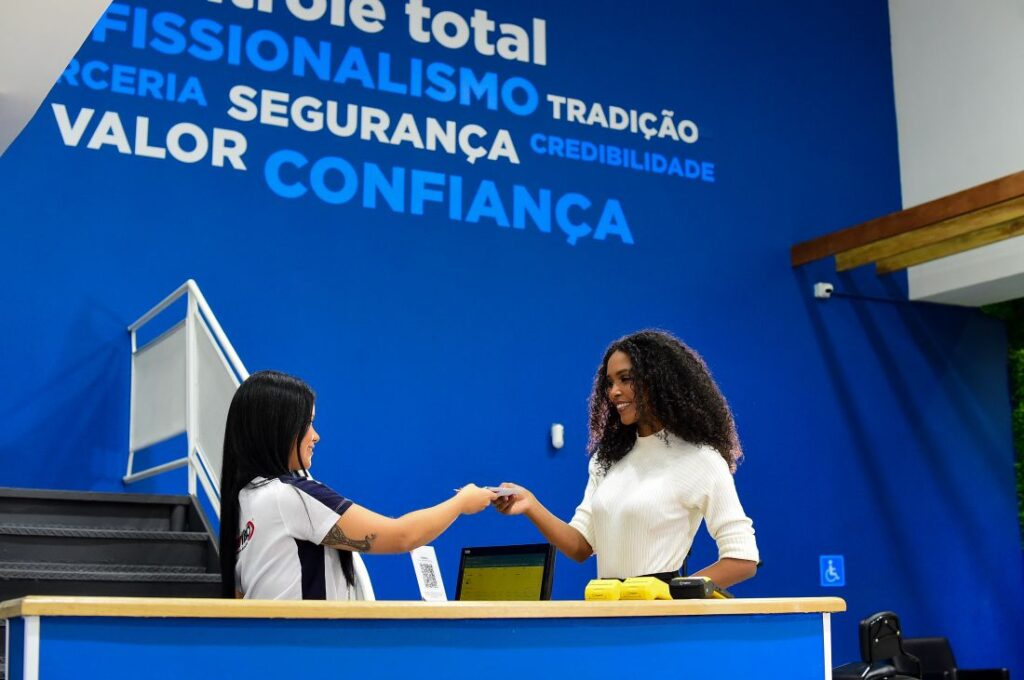 Mulheres realizando negociação de franquias mais rentáveis.