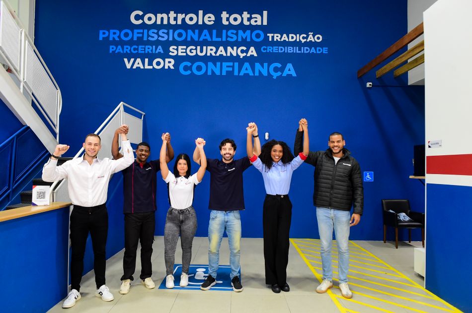 Grupo de franqueados da Super Visão comemorando sucesso em unidade moderna, representando ideia de negócio consolidado.