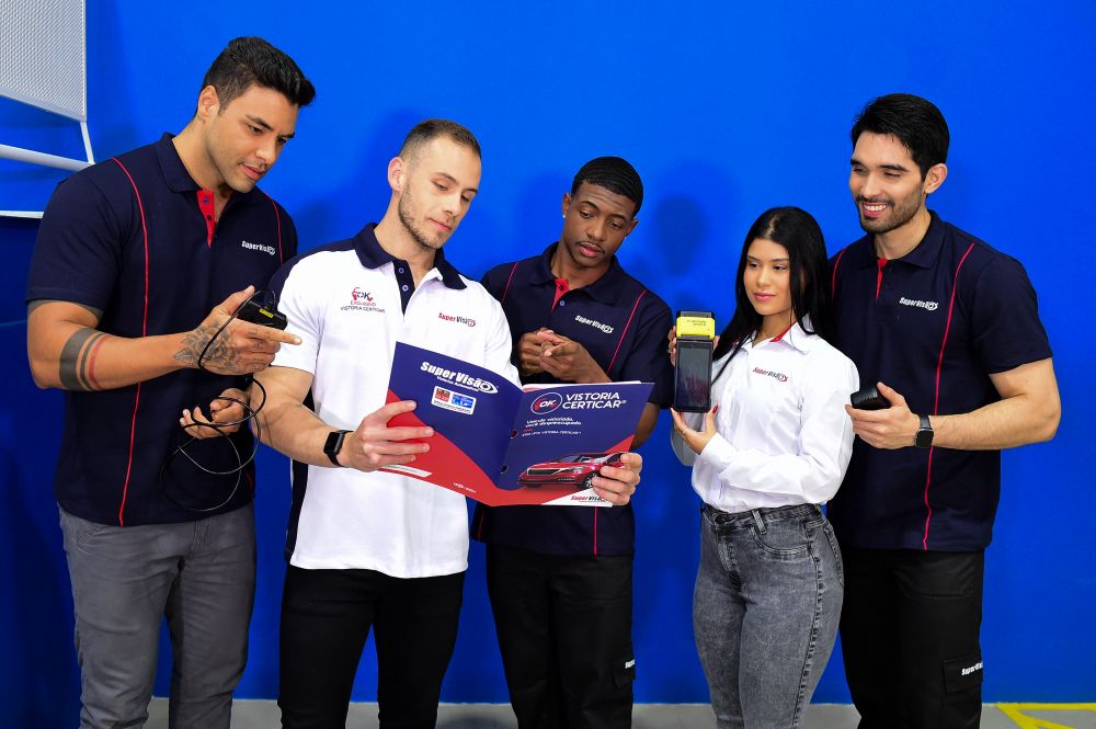 Técnicos da Super Visão realizam vistoria Certicar® com equipamentos que identificam irregularidades em veículos.