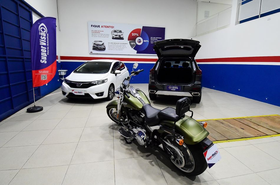 Pátio moderno da Super Visão exibe estrutura para franquias automotivas com vistoria veicular ideal para novos franqueados.
