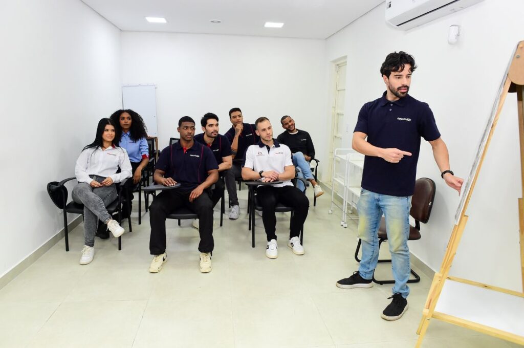 Pessoas em treinamento sobre como escolher uma franquia, reforçando orientação, aprendizado prático e ambiente profissional.