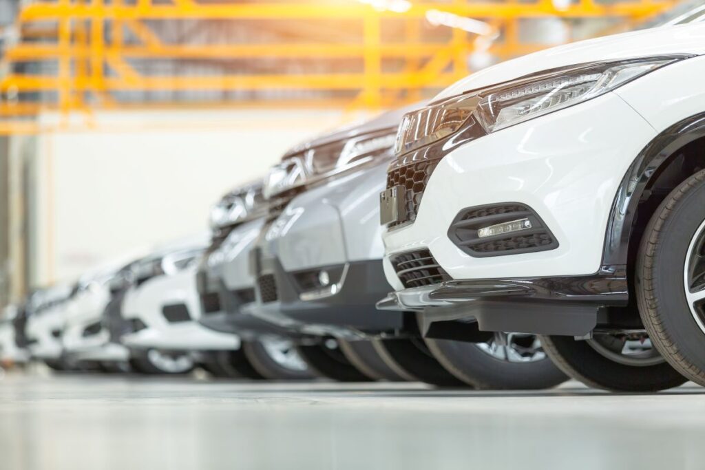 SUVs novos alinhados em showroom representam a força e expansão do mercado automotivo em 2025.
