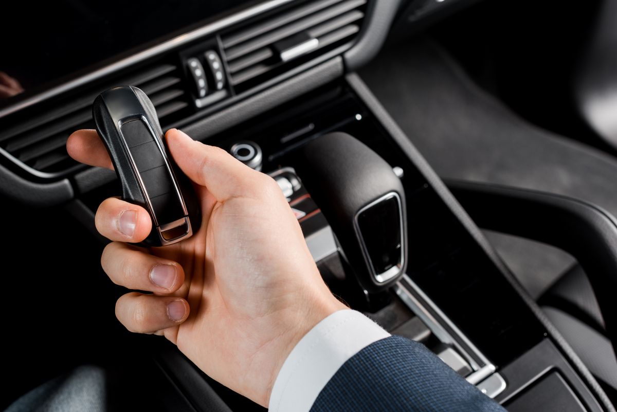 Chave de carro automático premium com câmbio moderno. Dicas para escolher o melhor carro automático usado com segurança.