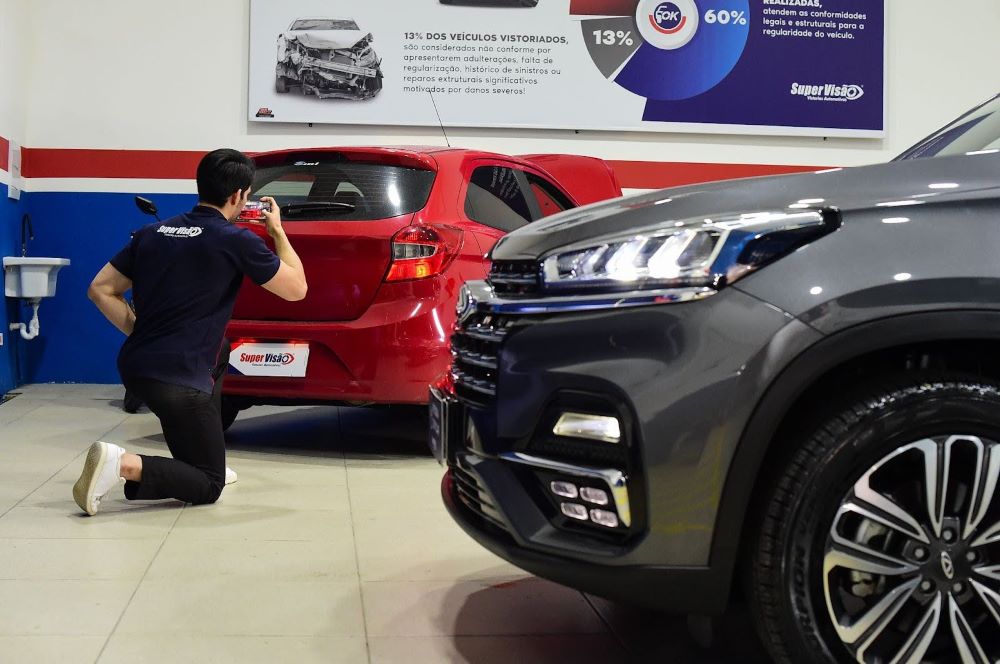 Profissional inspeciona veículo em franquia de vistoria veicular no MS, reforçando qualidade e confiança nos laudos técnicos.